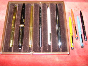 bolígrafos dorados , plateados y negros